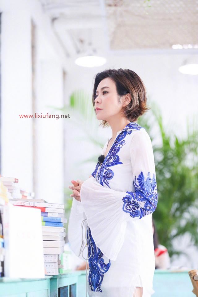 白色刺繡襯衫配短褲簡約優(yōu)雅，清爽舒適