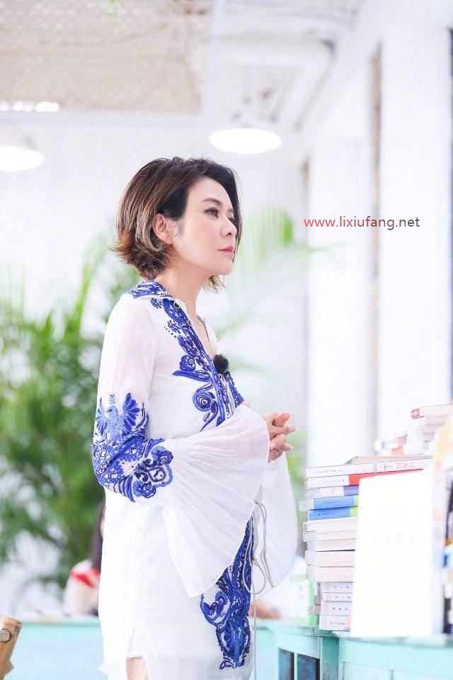 白色刺繡襯衫配短褲簡約優(yōu)雅，清爽舒適
