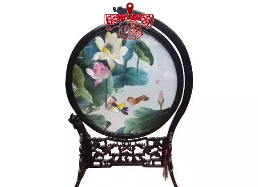 鴛鴦荷花：寓意雙宿雙棲、和和美美，作為祝福又有天成佳偶、白頭偕老的意思。